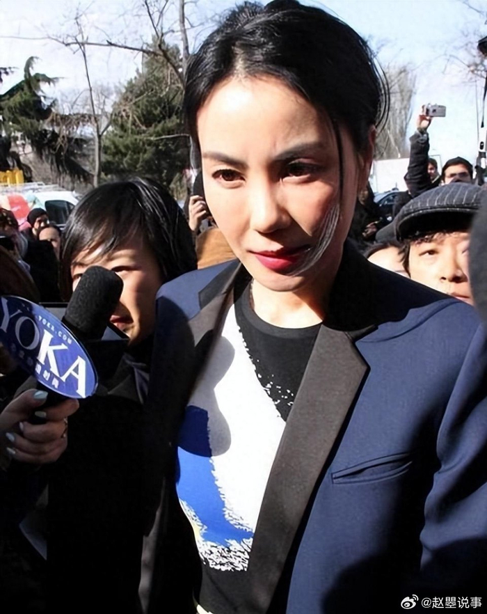 一组54岁王菲的最新照片曝光,引起了网友们的广泛关注和讨论……|王菲