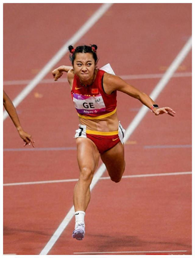 葛曼棋调侃《哪吒》造型:"吸引好运降临了!