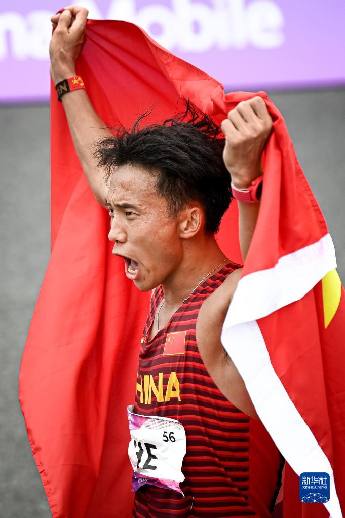 田径何杰获得男子马拉松冠军