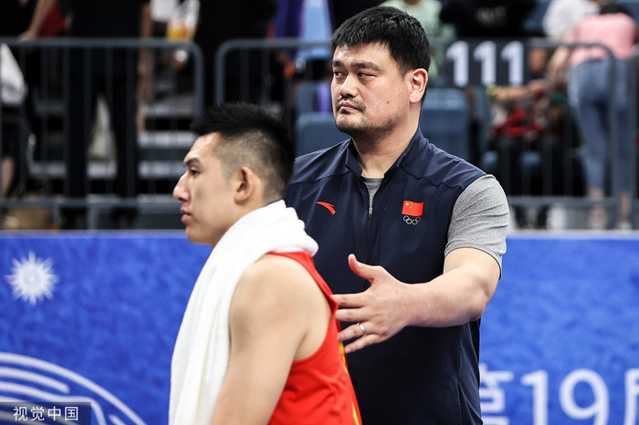  姚明赛后安慰球员。