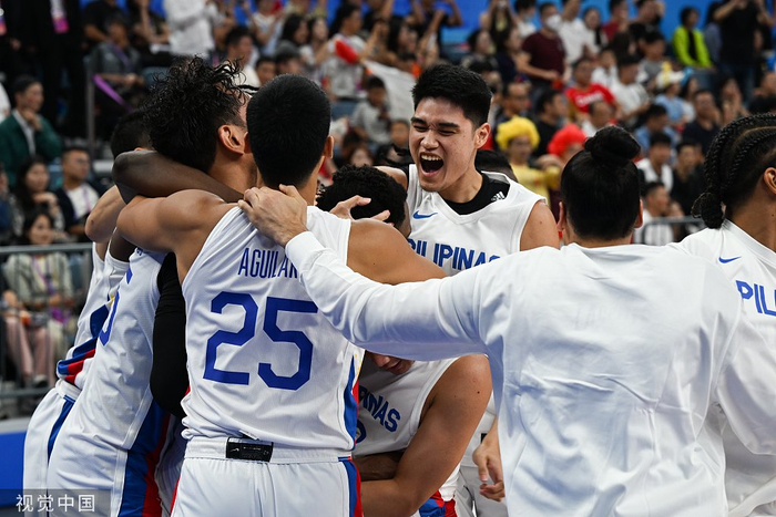  欢庆的菲律宾球员。
