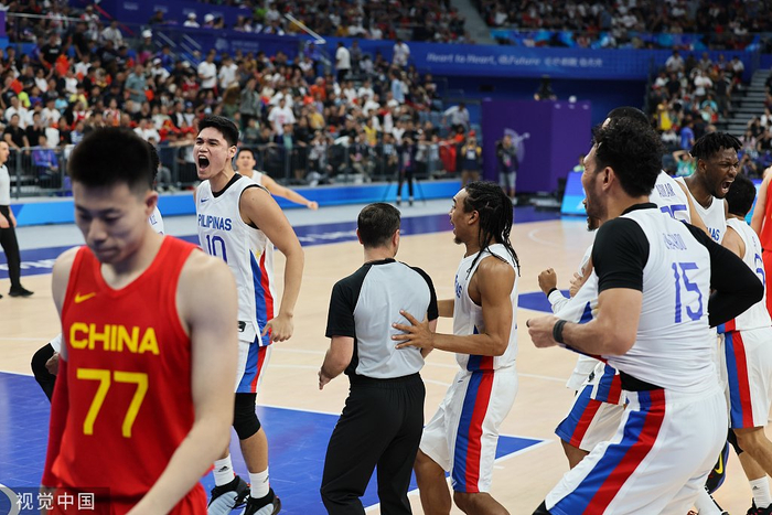  错失绝杀后，张镇麟（左）遗憾退场。