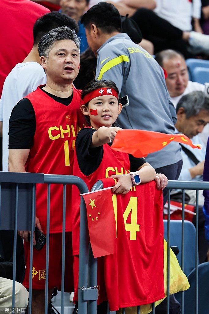 现场支持中国女篮的球迷。