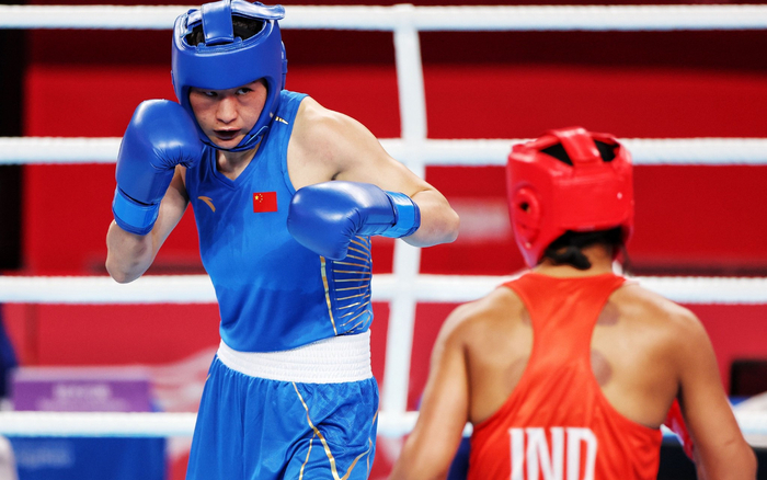 中国队选手李倩(左)获得女子75公斤级金牌. 新京报记者 王贵彬 摄