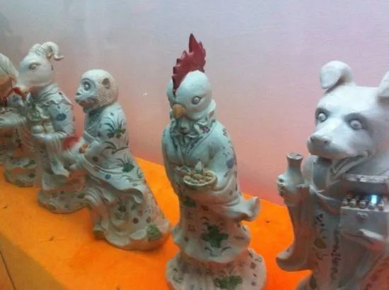 造型惊悚的十二生肖瓷器