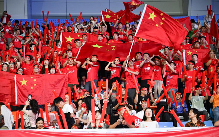 10月3日,在杭州亚运会足球女子组半决赛中,观众在现场为中国队加. .