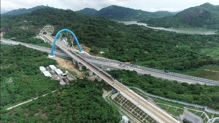 广汕高铁迎国庆首秀,备受旅客热捧|高铁|旅客|汕尾市_新浪新闻