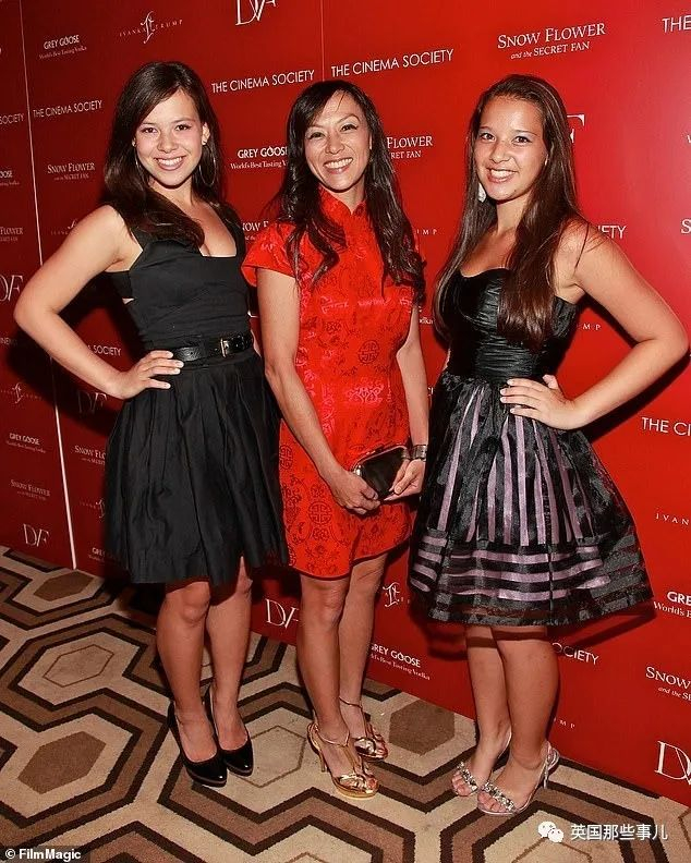 （蔡美儿和女儿们，图片来自Dailymail）