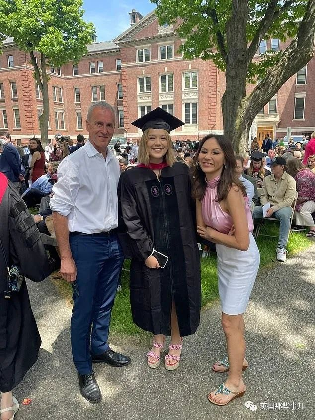 （蔡美儿夫妇与小女儿，图片来自Dailymail）