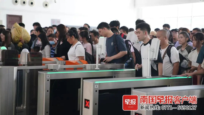 ▲旅客在全州南站检票口有序检票进站。卢穗萍 摄