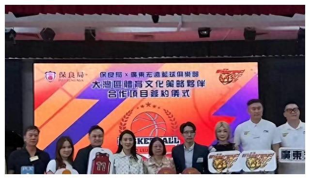 广东队老板娘与杜锋亮相香港42岁身材火辣独特纹身展现魅力