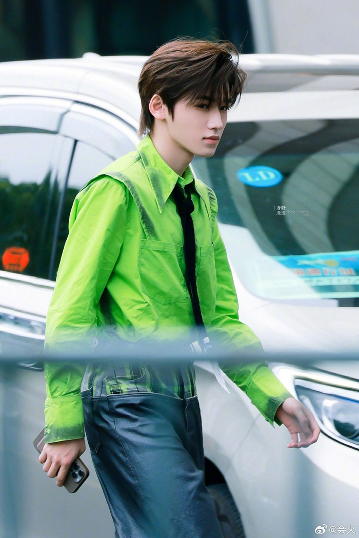 宋亚轩《王牌对王牌》上班路透,脆哥今天这身荧光绿老帅了|宋亚轩