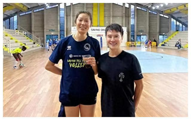女排名将朱婷公开恋情,与男友手戴戒指共度中秋,豪门婚期近