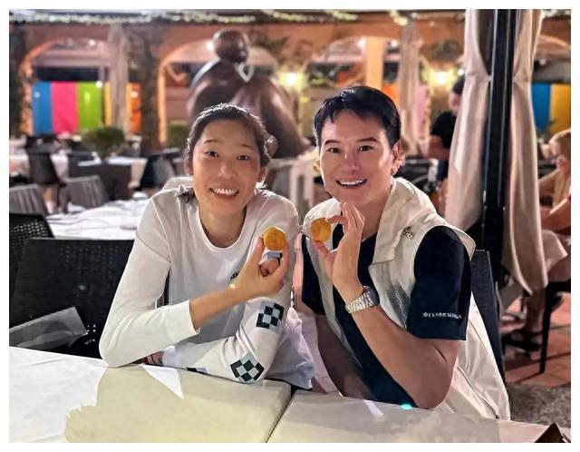 女排名将朱婷公开恋情,与男友手戴戒指共度中秋,豪门婚期近__财经头条