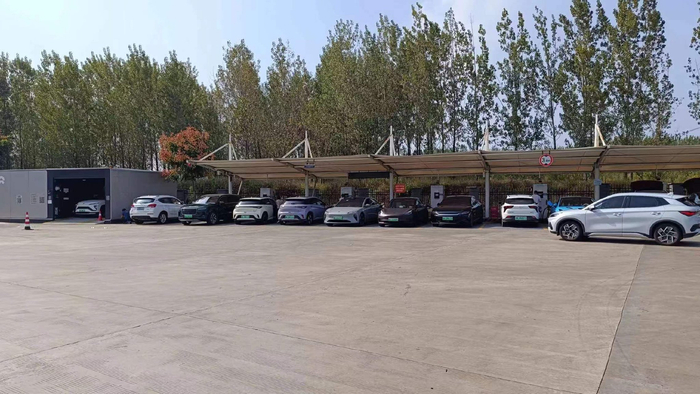 服务区的充电站与换电站 贝壳财经记者白昊天 摄
