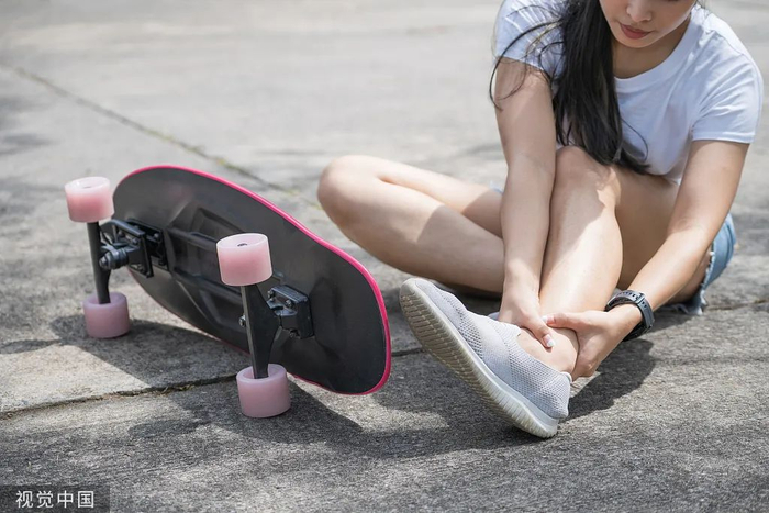 一般来说崴脚后的急性期肿痛比较明显医生会建议x光或者ct检查确认