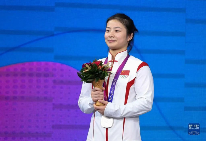 10月2日，亚军中国选手裴鑫依在领奖台上。图：新华社