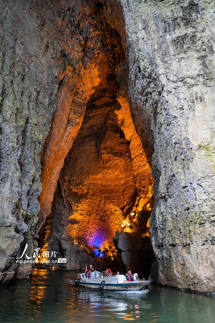 贵州毕节:溶洞旅游受热捧