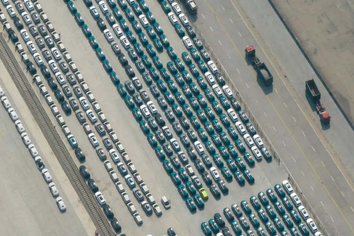 西安国际港站内存放汽车的物流基地（无人机照片）。新华社记者 邵瑞摄