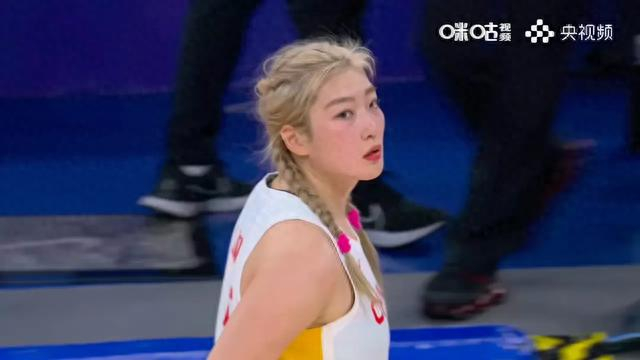 中国女篮选手李梦:赛场上的美丽与实力|中国女篮|李梦_新浪新闻