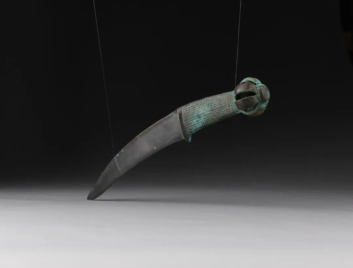 铃首弧背刀 通长26.8cm 刃长16.3cm 柄长10.3cm 宽3.2cm 柄环长3.3cm