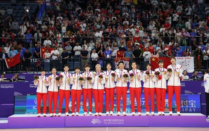 中国女篮登上亚运会最高领奖台。  新京报记者 王飞 摄