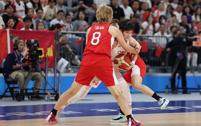日本女篮球员高田真希（8号）与杨力维争球。 新京报记者 王飞 摄