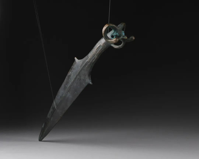 羊首短剑 通长30cm刃长18.5cm柄长10.5cm宽6.7cm羊首长5.4cm羊首宽3.4cm