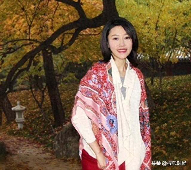 的录制,身着红色毛衣,随意扎着丸子头的她与王言,张仲鲁,苗凯组了一桌
