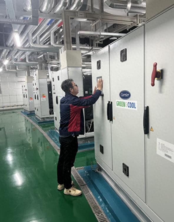 赵险峰在检查制冷设备。受访者供图