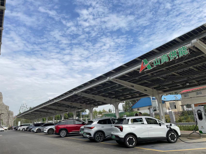　高速服务区充电情况。贝壳财经记者白昊天 摄