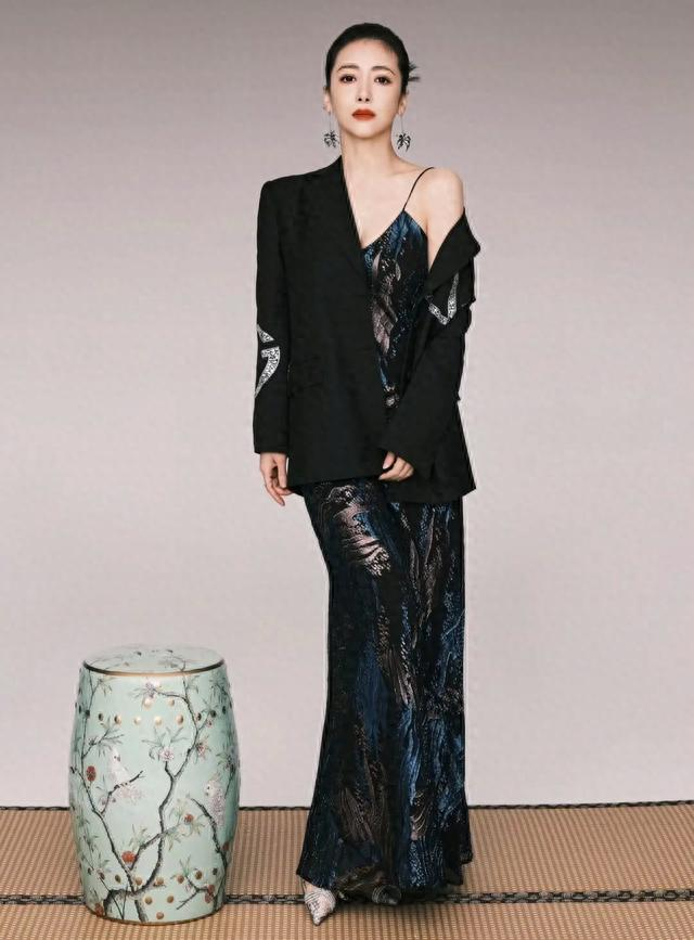 陈紫函为博眼球很拼真空穿西装秀出事业线魔鬼身材让人羡慕了