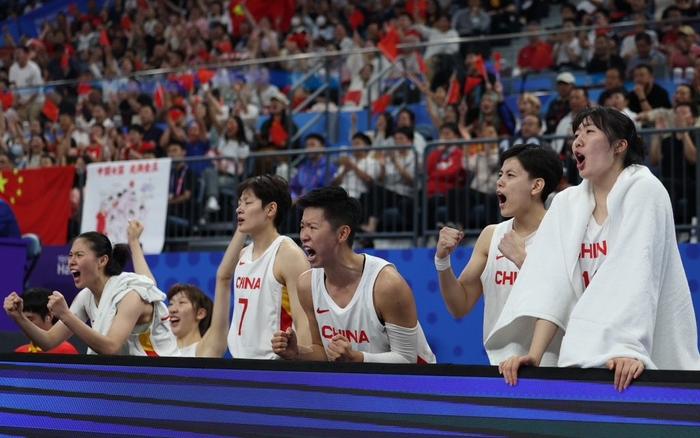 中国女篮刚刚夺得亚运会金牌。主帅郑薇表示，中国女篮必须打进巴黎奥运会。 新京报记者 王飞 摄