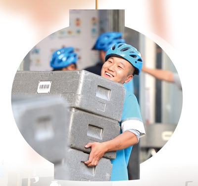 叶传增  朱家霖摄影报道9月29日,消费者在中免