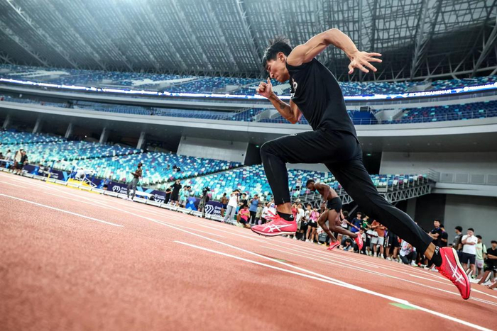 世界田联钻石联赛厦门站期间，陈佳鹏进行赛前训练。