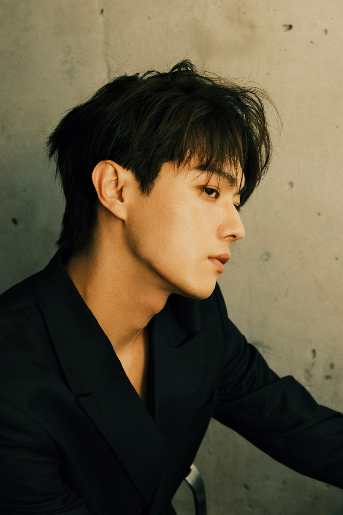 跟着许凯一起入秋快乐呀 还有帅照看|许凯|举手_新浪新闻