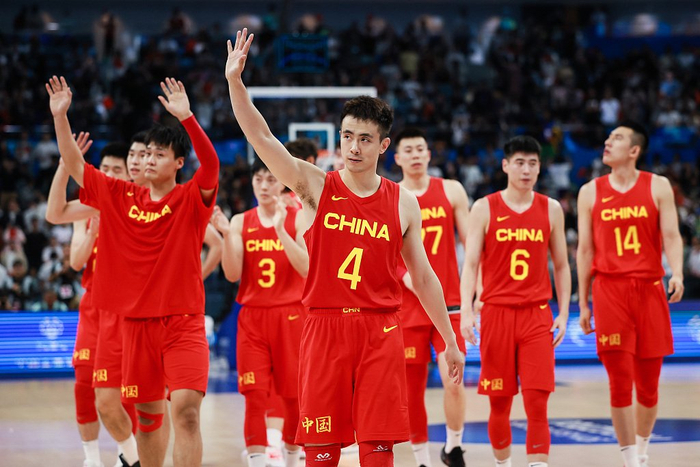 2023年10月6日，浙江杭州，杭州亚运会男篮铜牌决赛，中国男篮101-73战胜中国台北获得第三名。视觉中国 图