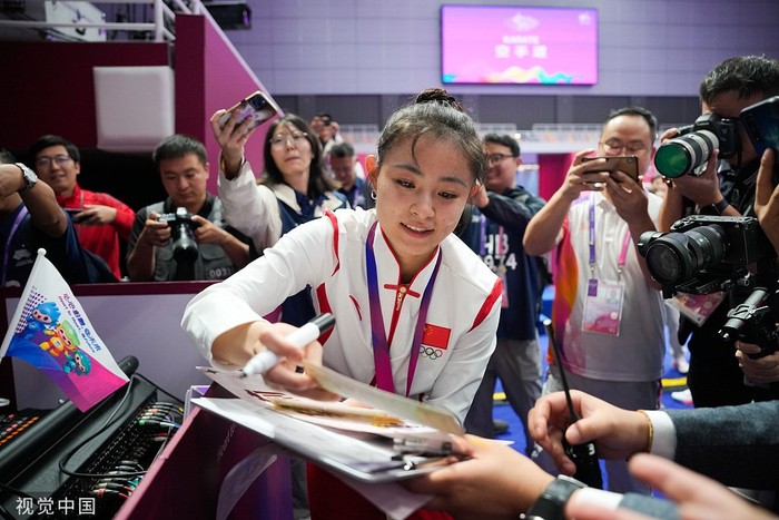 龚莉赛后为观众签名。