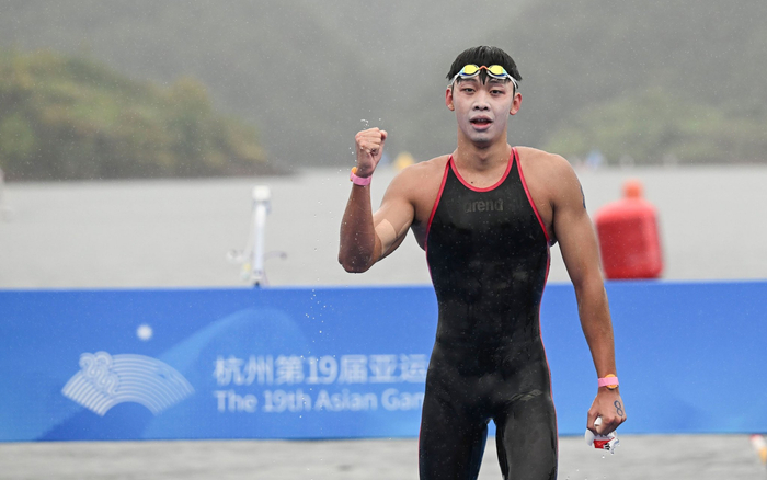从室内泳池转战公开水域，张子扬庆祝男子马拉松游泳夺冠。  图/新华社