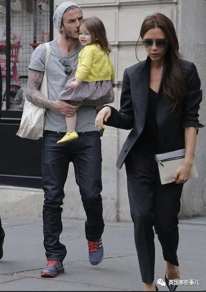（贝克汉姆夫妇带女儿上街）