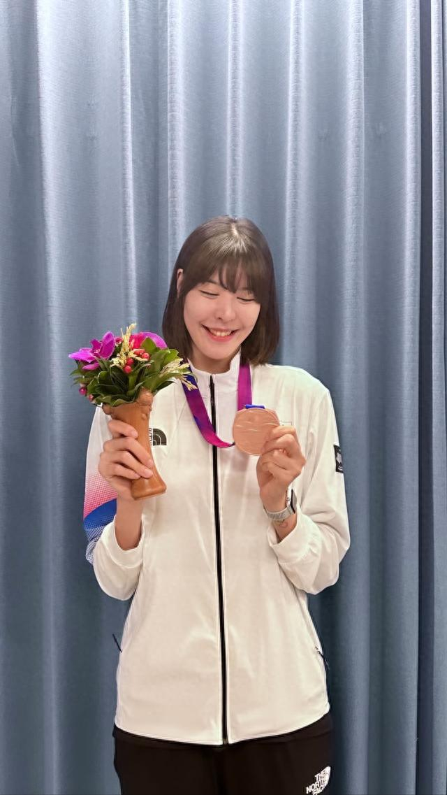 韩国女篮中锋朴智秀晒美照与亚运奖牌纪念徽章自拍