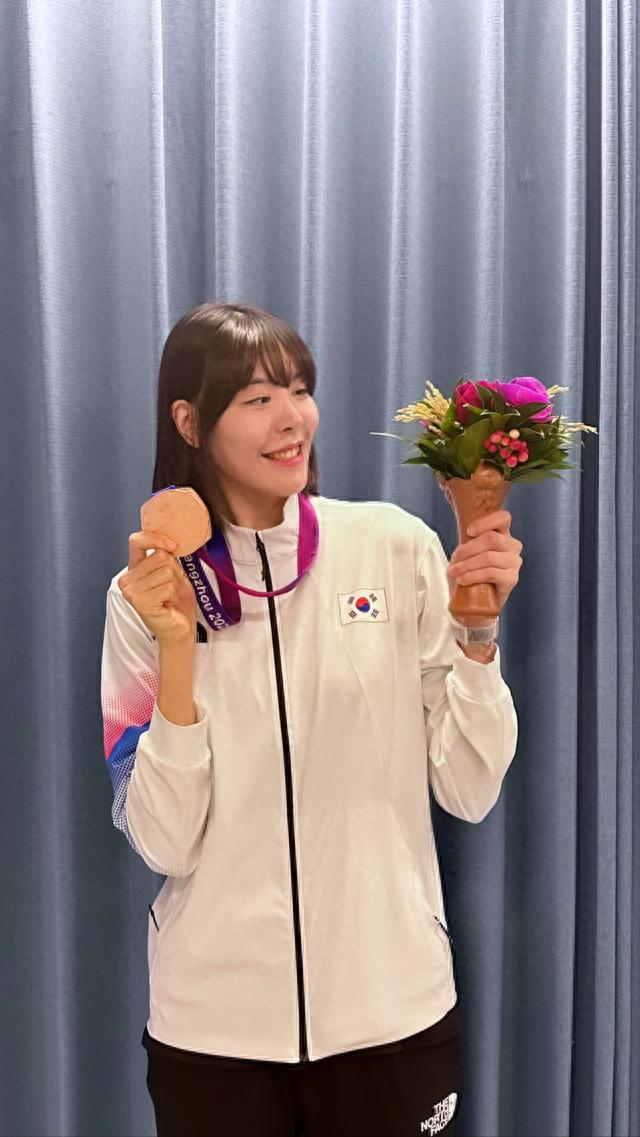 韩国女篮中锋朴智秀晒美照与亚运奖牌纪念徽章自拍