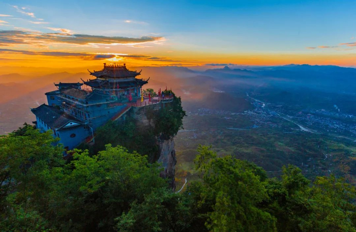 ▲ 神奇厚重的鸡峰山。 摄影/吴庭栋