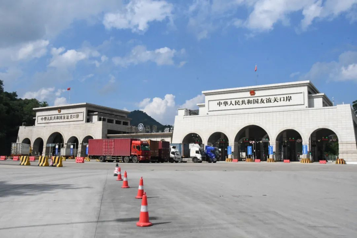 双节假期友谊关口岸通关高效顺畅