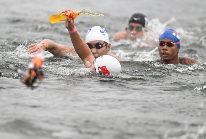 张子扬（前）在比赛中补水。  图/新华社