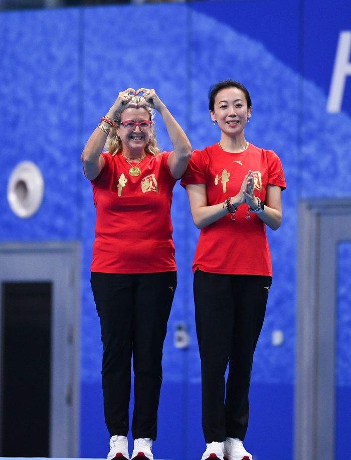10月6日,中国队教练塔瑞斯·坎帕·安娜(左),张晓欢在场边为运动员