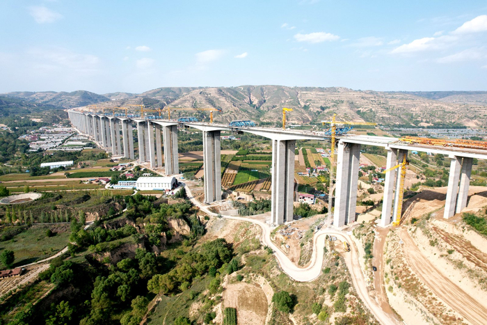 银昆高速公路友联红河特大桥顺利合龙