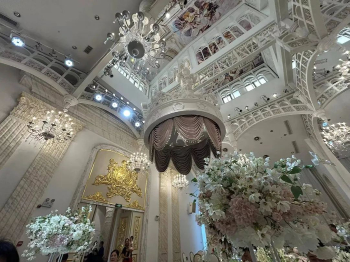 酒店宴席大厅的装潢。讲述者供图