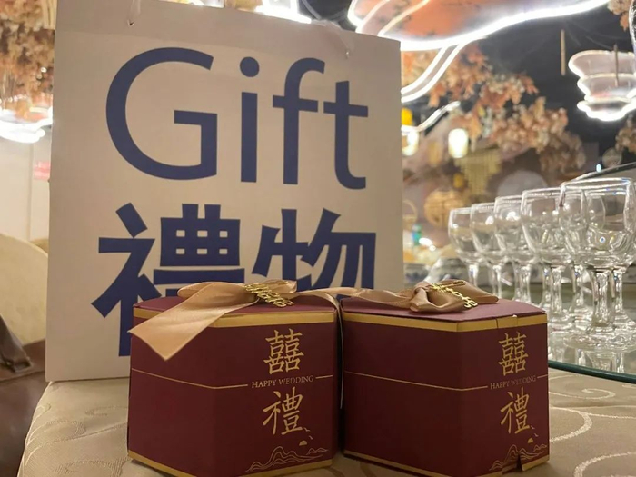 孙五送的礼物和新人给的喜糖。罗晓兰摄