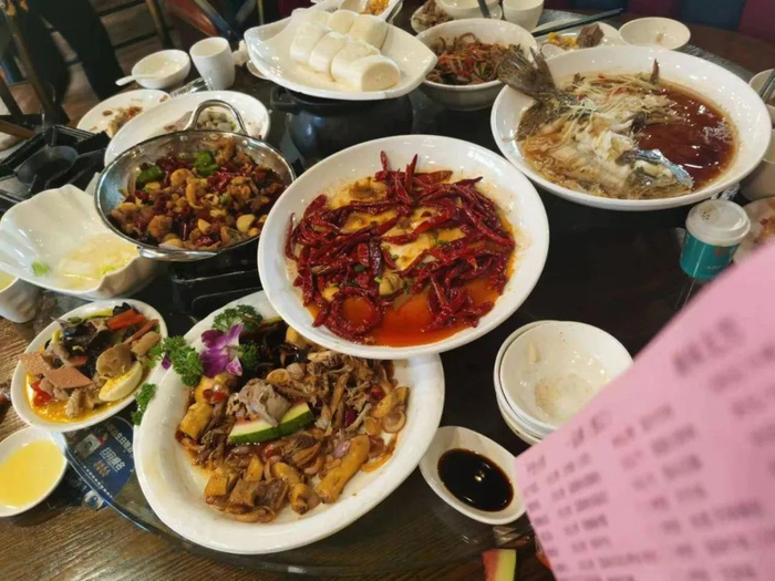 在醴陵蹭席，只蹭到了一份果盘。讲述者供图